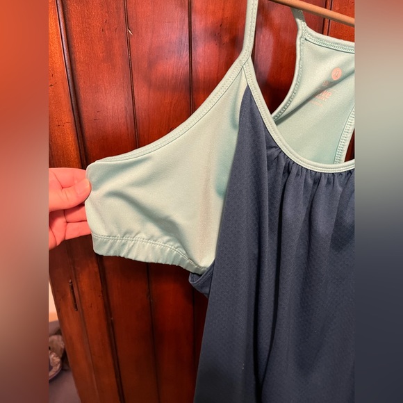 Old navy active size XL teal/mint green with built in sports bra - Picture 3 of 4